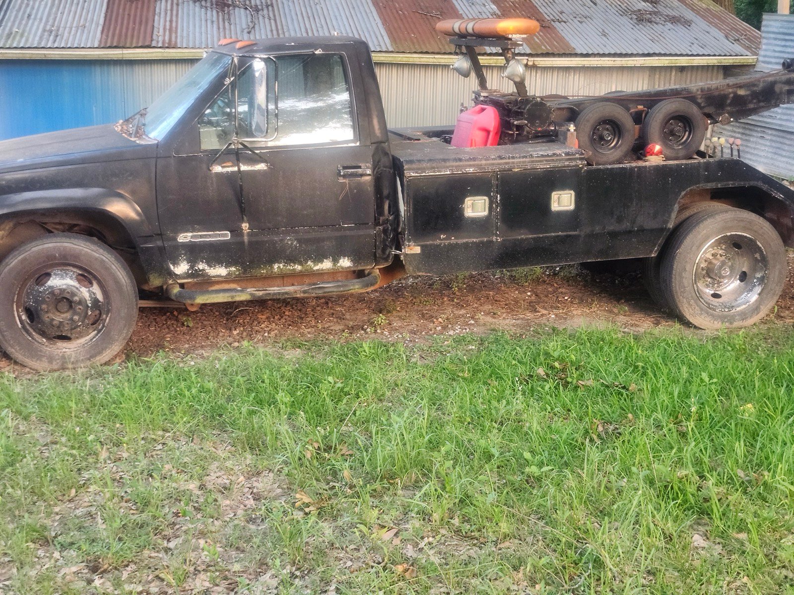 A heavy‑duty boom wrecker truck used for towing junk vehicles.